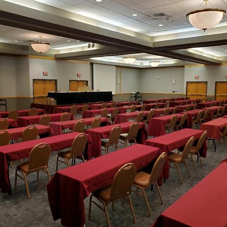 Crossroads Hotel And Huron Event Center Esterno foto