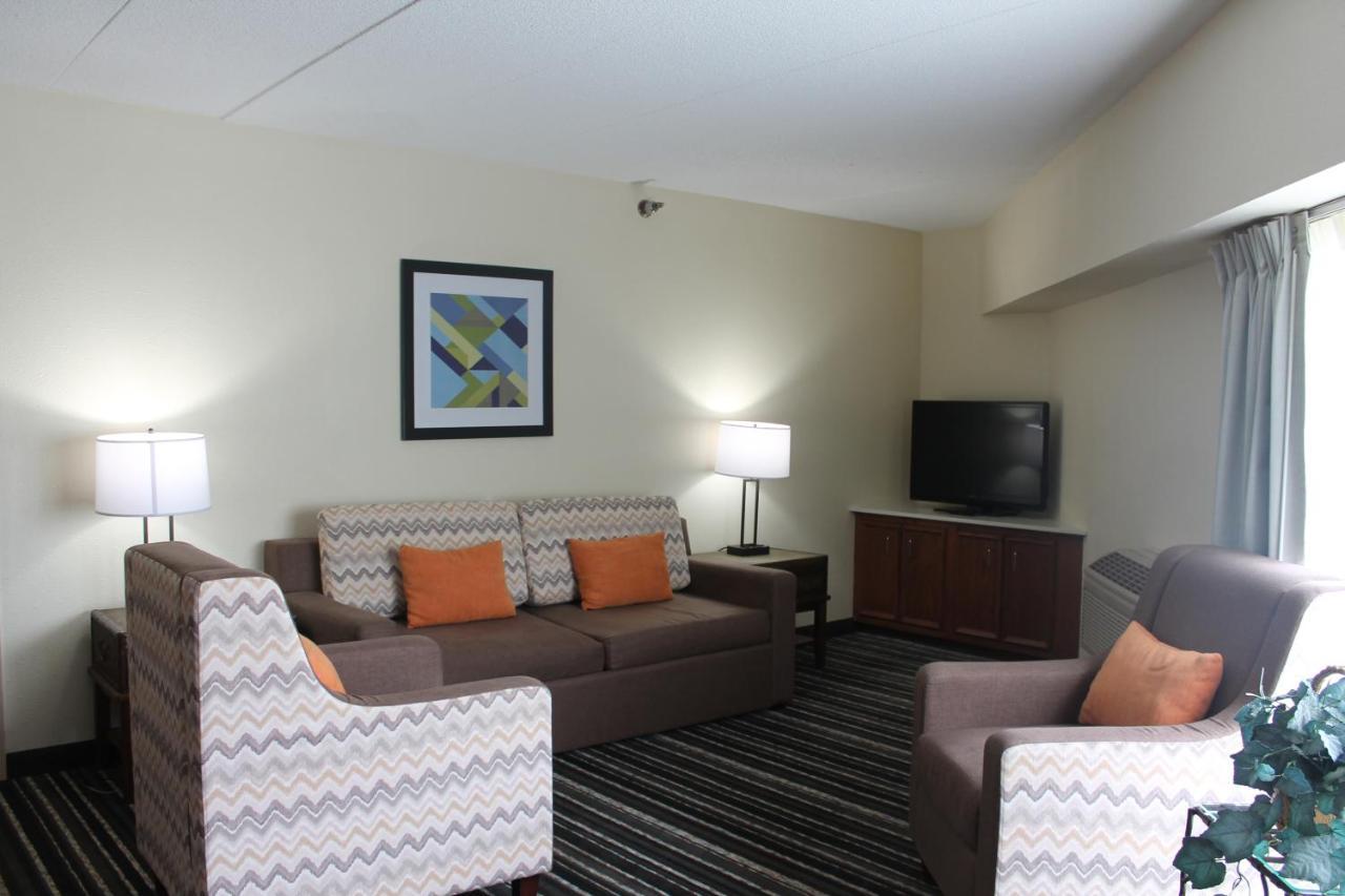 Crossroads Hotel And Huron Event Center Esterno foto