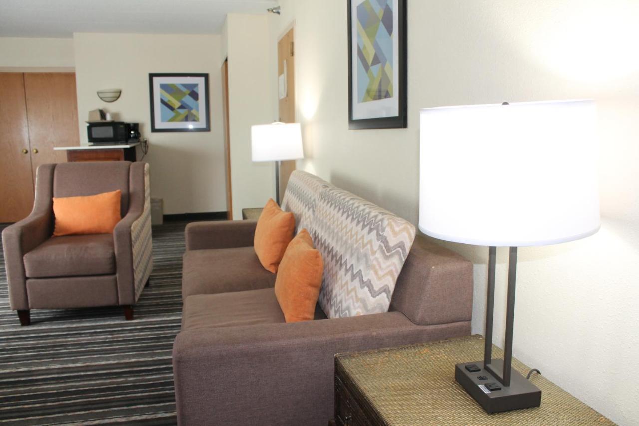 Crossroads Hotel And Huron Event Center Esterno foto