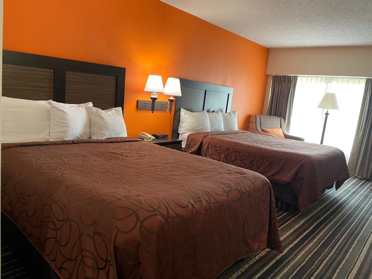 Crossroads Hotel And Huron Event Center Esterno foto