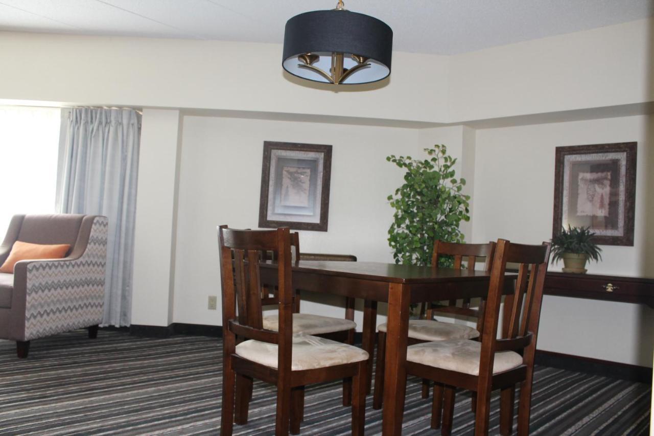 Crossroads Hotel And Huron Event Center Esterno foto