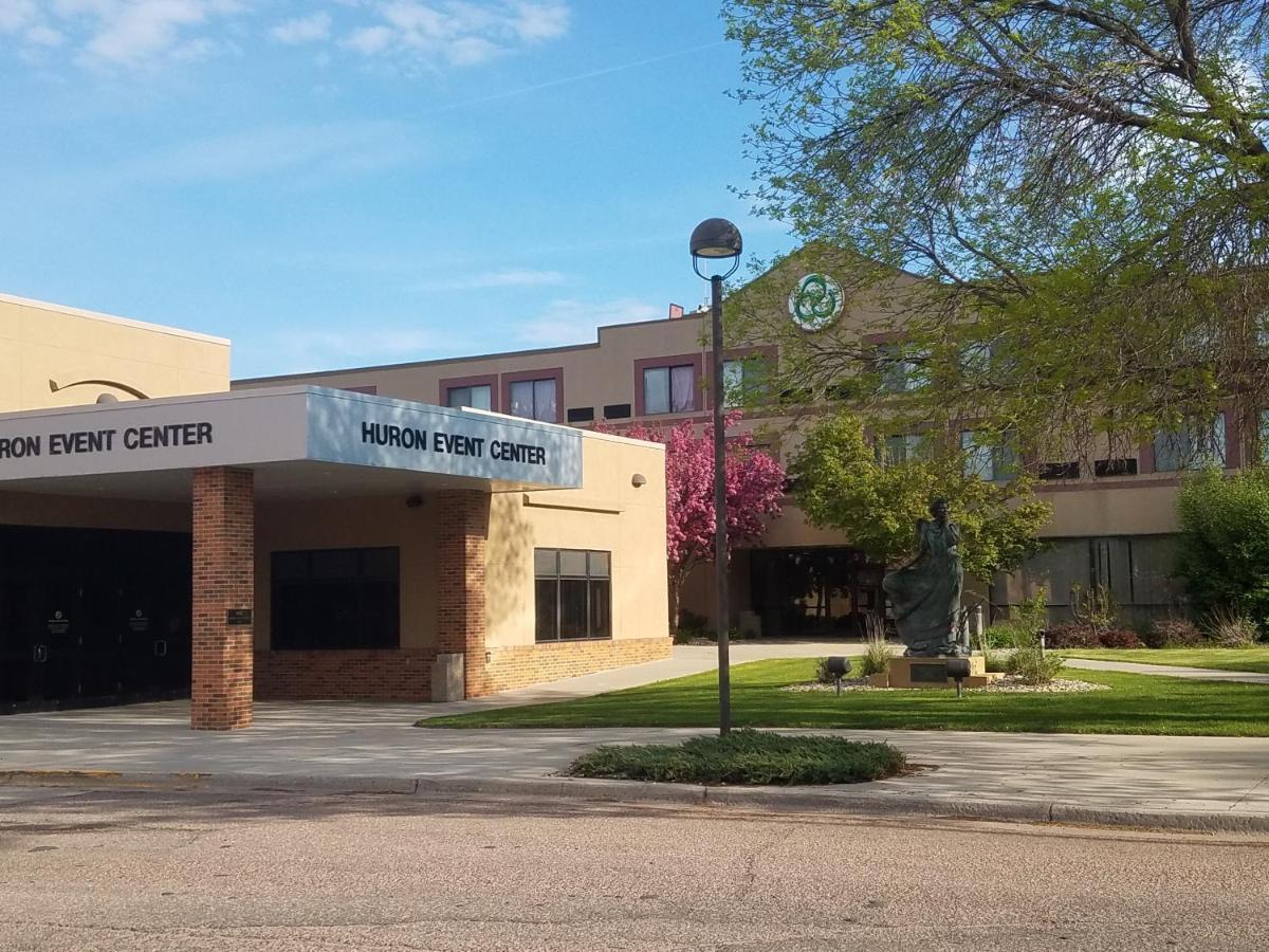 Crossroads Hotel And Huron Event Center Esterno foto