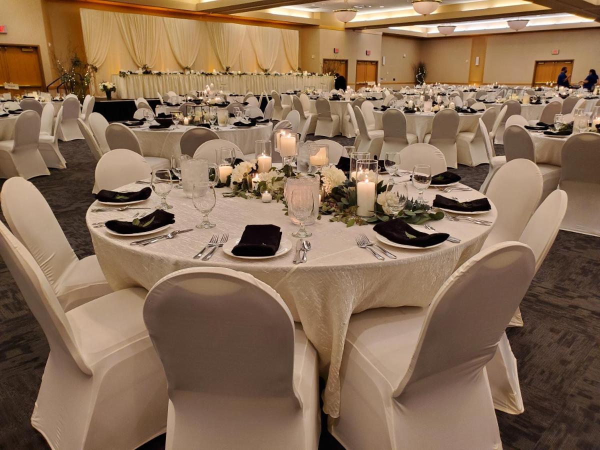 Crossroads Hotel And Huron Event Center Esterno foto