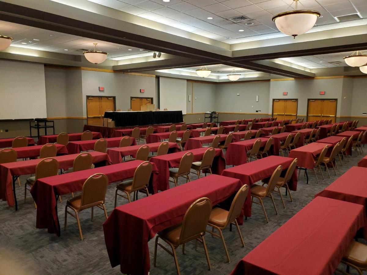 Crossroads Hotel And Huron Event Center Esterno foto