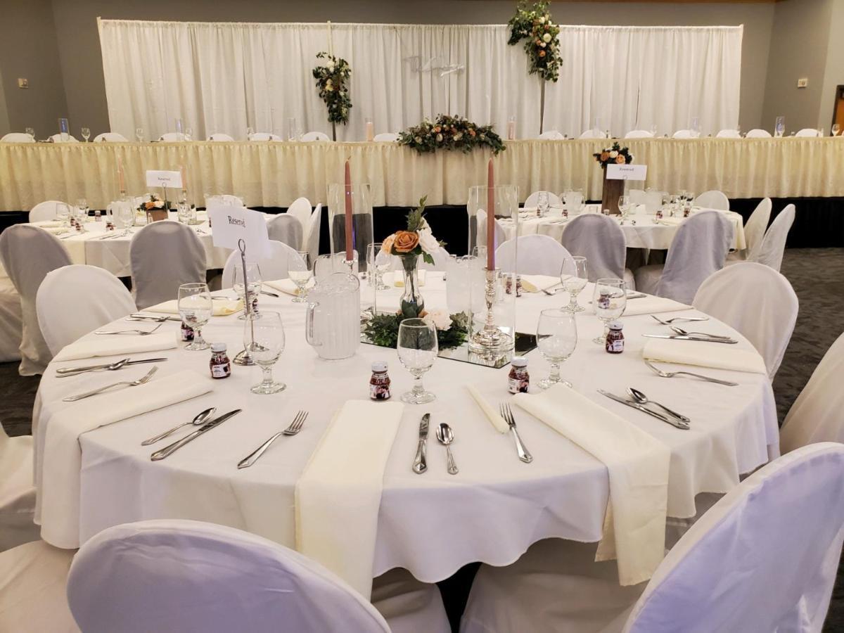 Crossroads Hotel And Huron Event Center Esterno foto