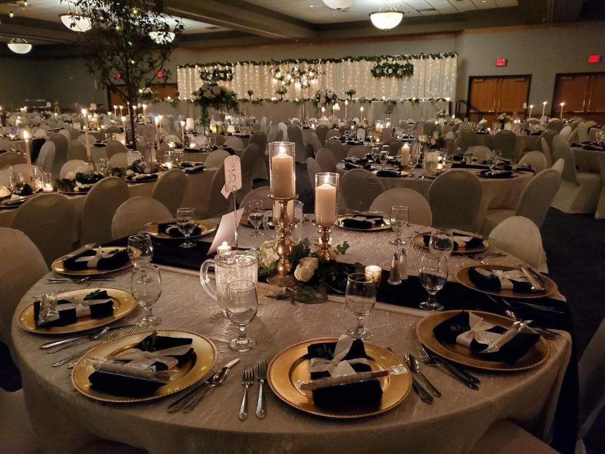 Crossroads Hotel And Huron Event Center Esterno foto