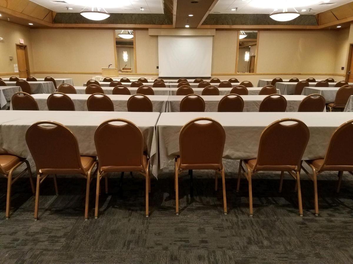 Crossroads Hotel And Huron Event Center Esterno foto