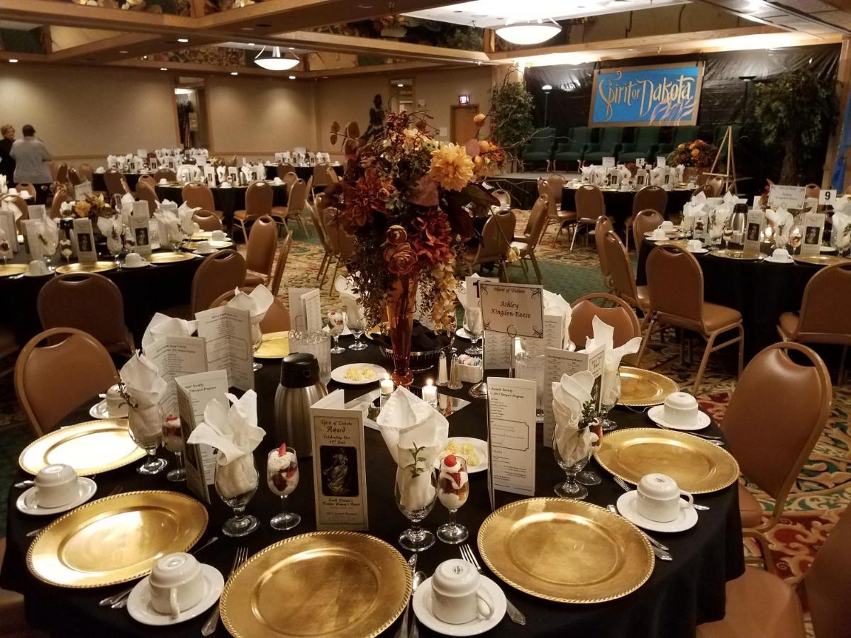 Crossroads Hotel And Huron Event Center Esterno foto