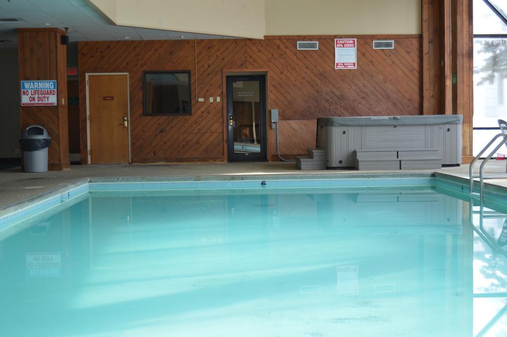 Crossroads Hotel And Huron Event Center Esterno foto