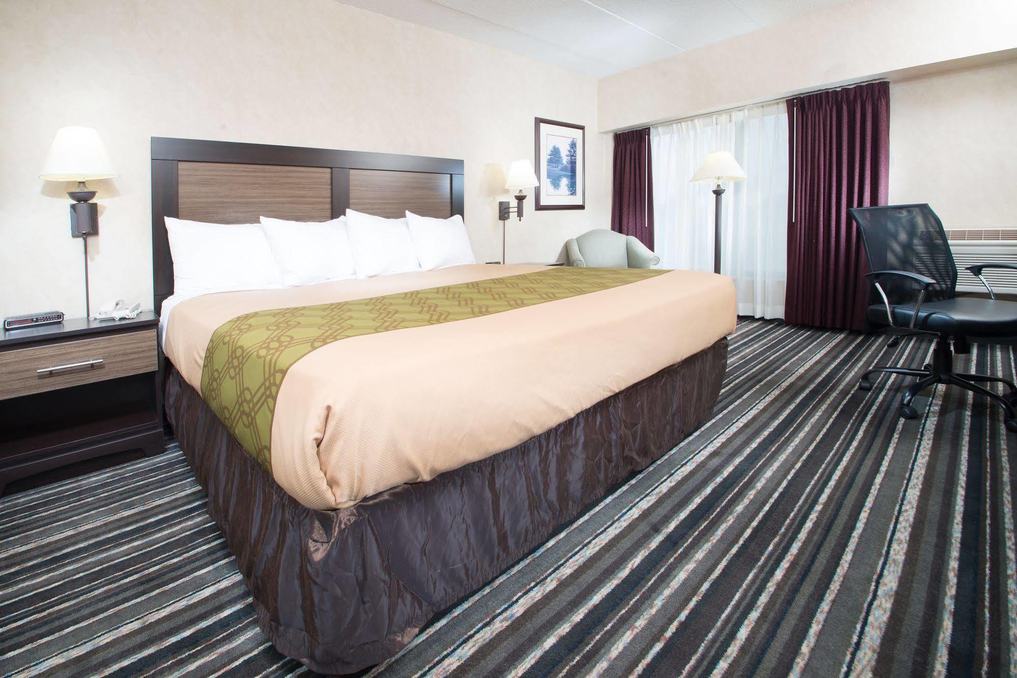 Crossroads Hotel And Huron Event Center Esterno foto