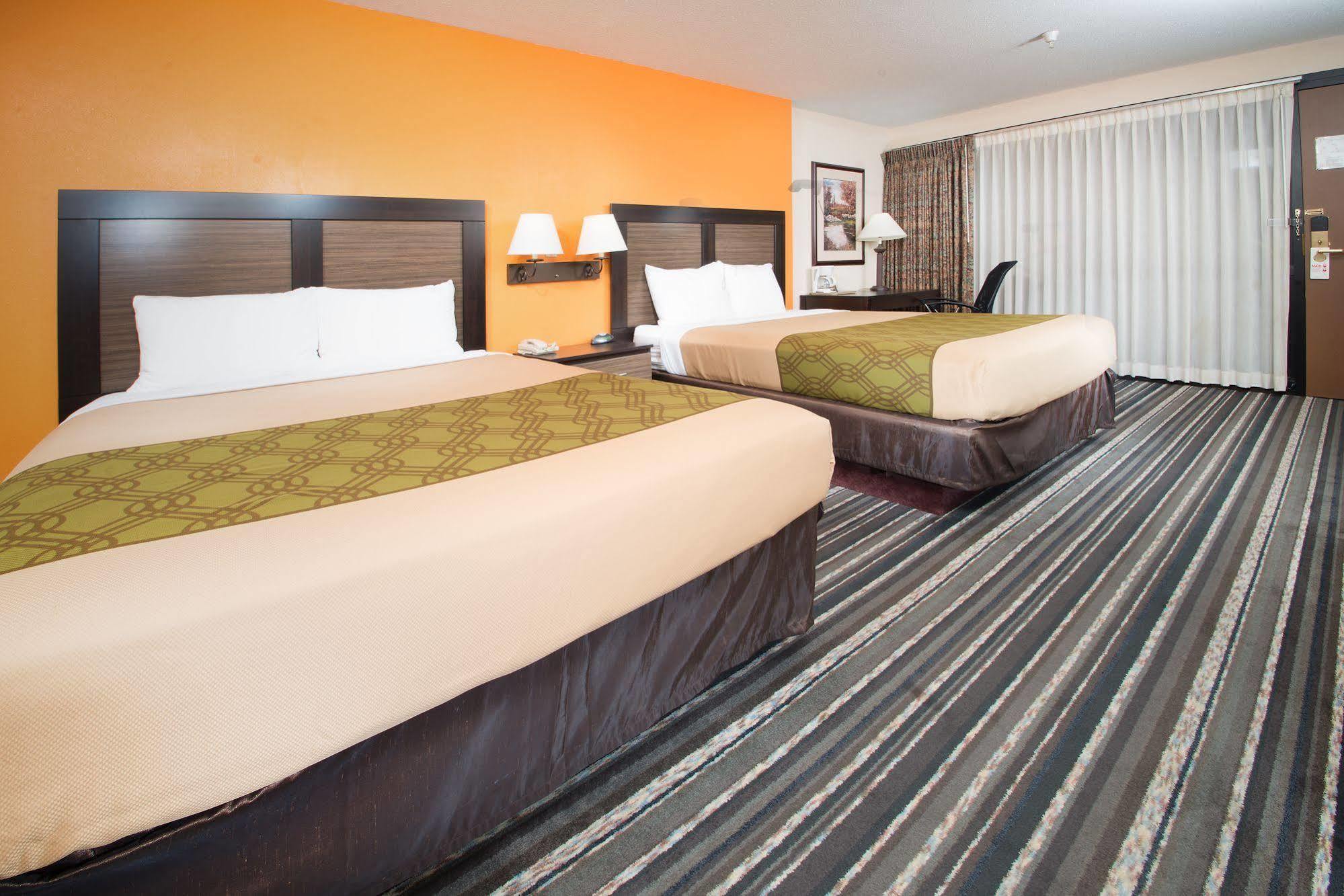 Crossroads Hotel And Huron Event Center Esterno foto