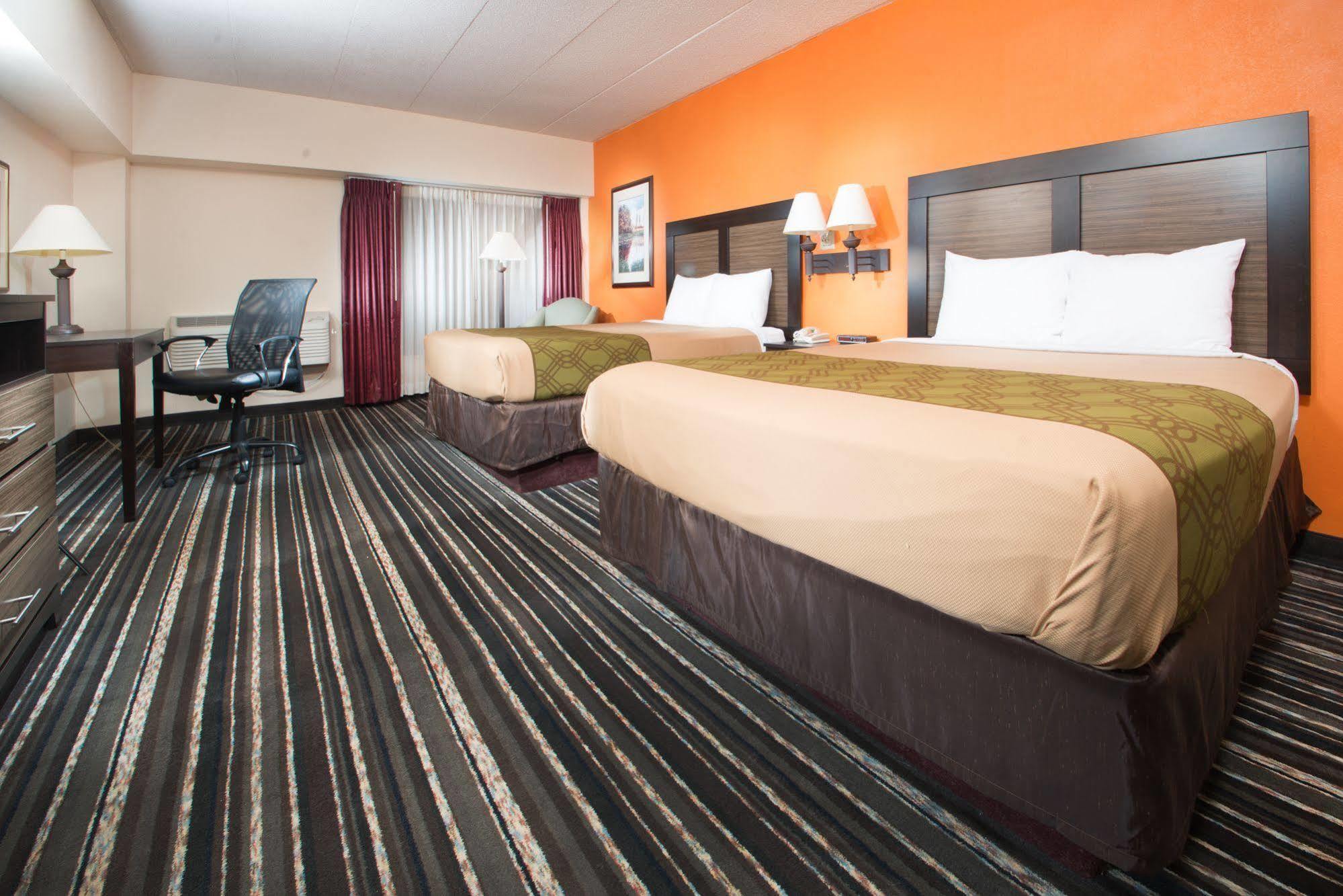 Crossroads Hotel And Huron Event Center Esterno foto