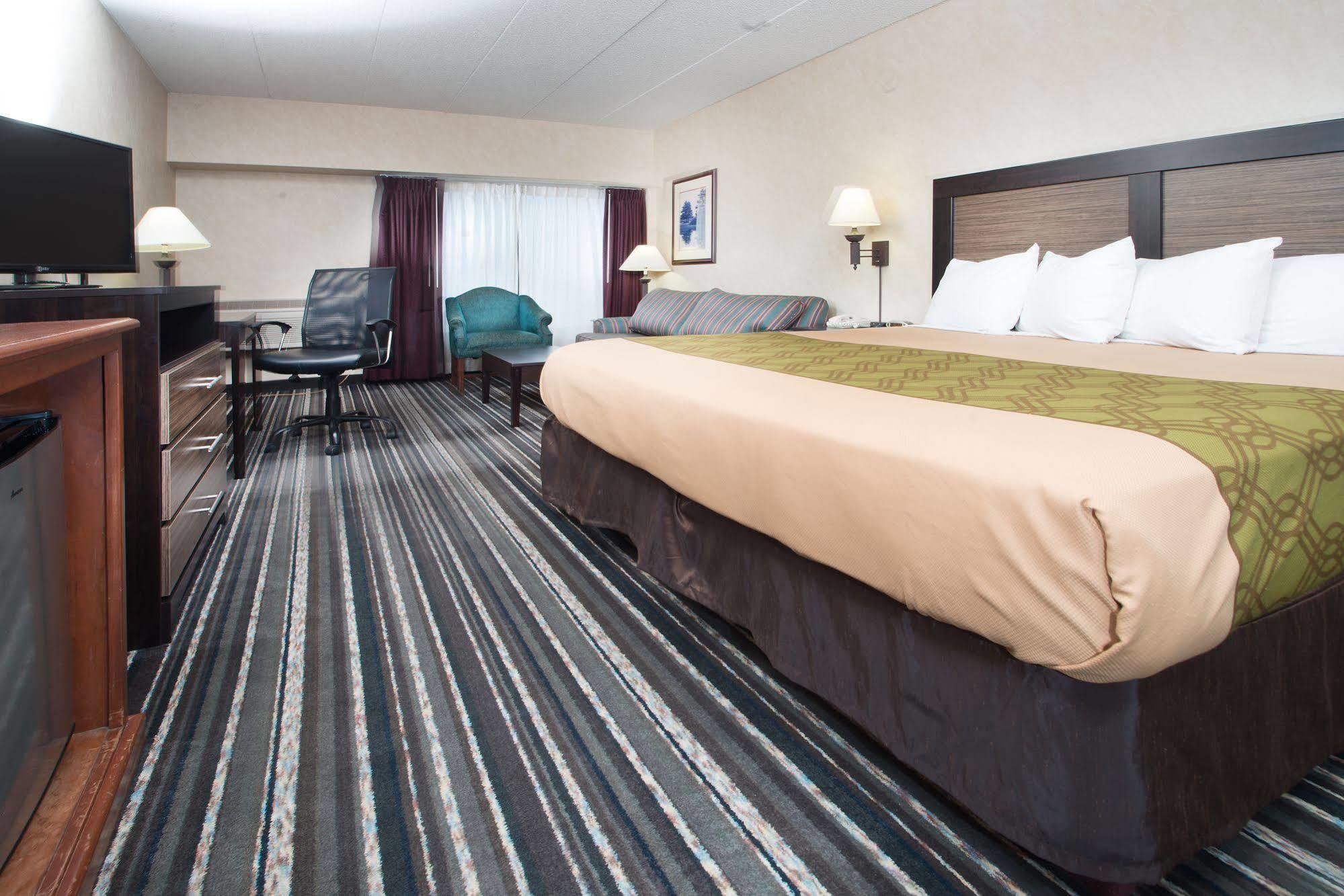 Crossroads Hotel And Huron Event Center Esterno foto