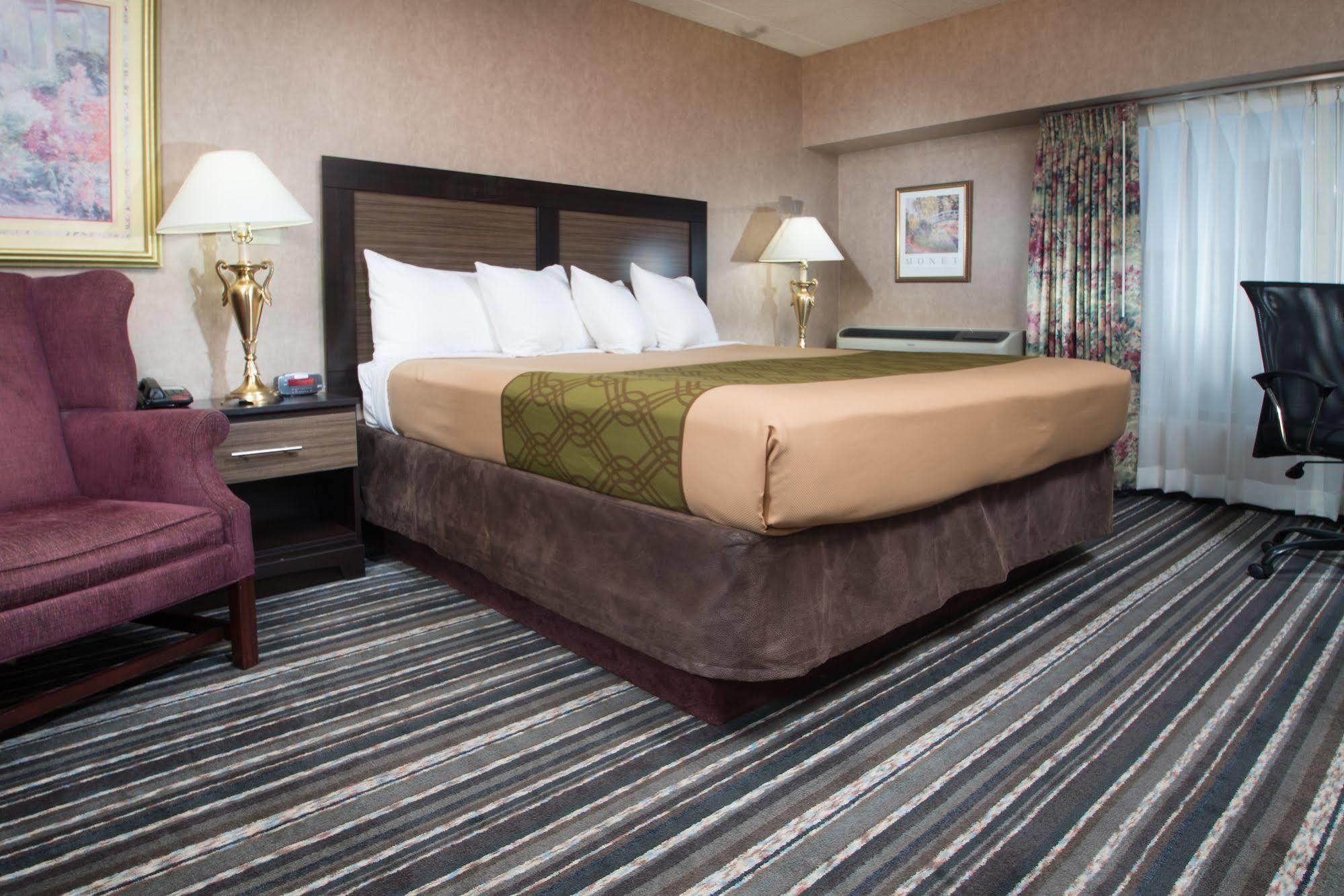 Crossroads Hotel And Huron Event Center Esterno foto