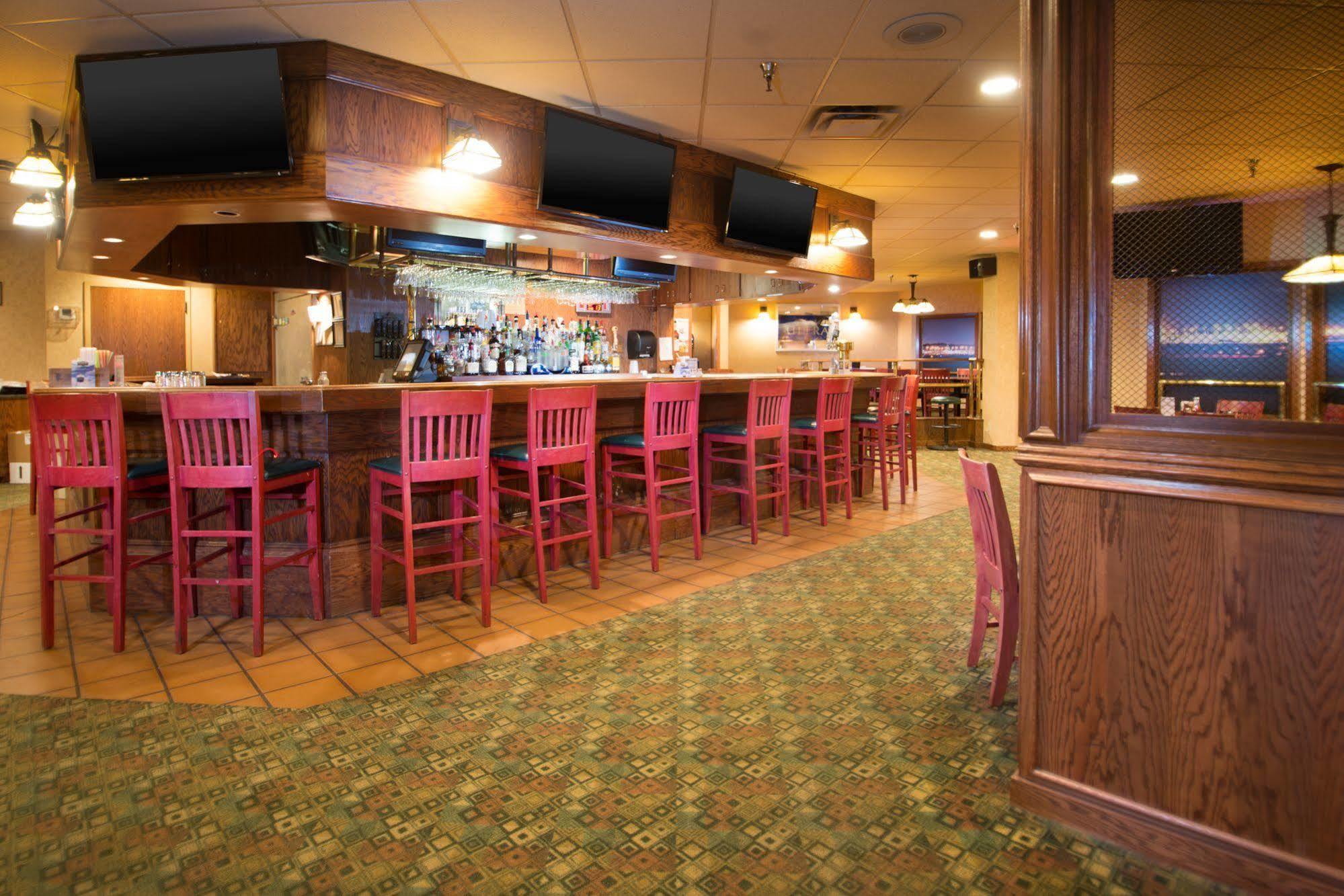 Crossroads Hotel And Huron Event Center Esterno foto